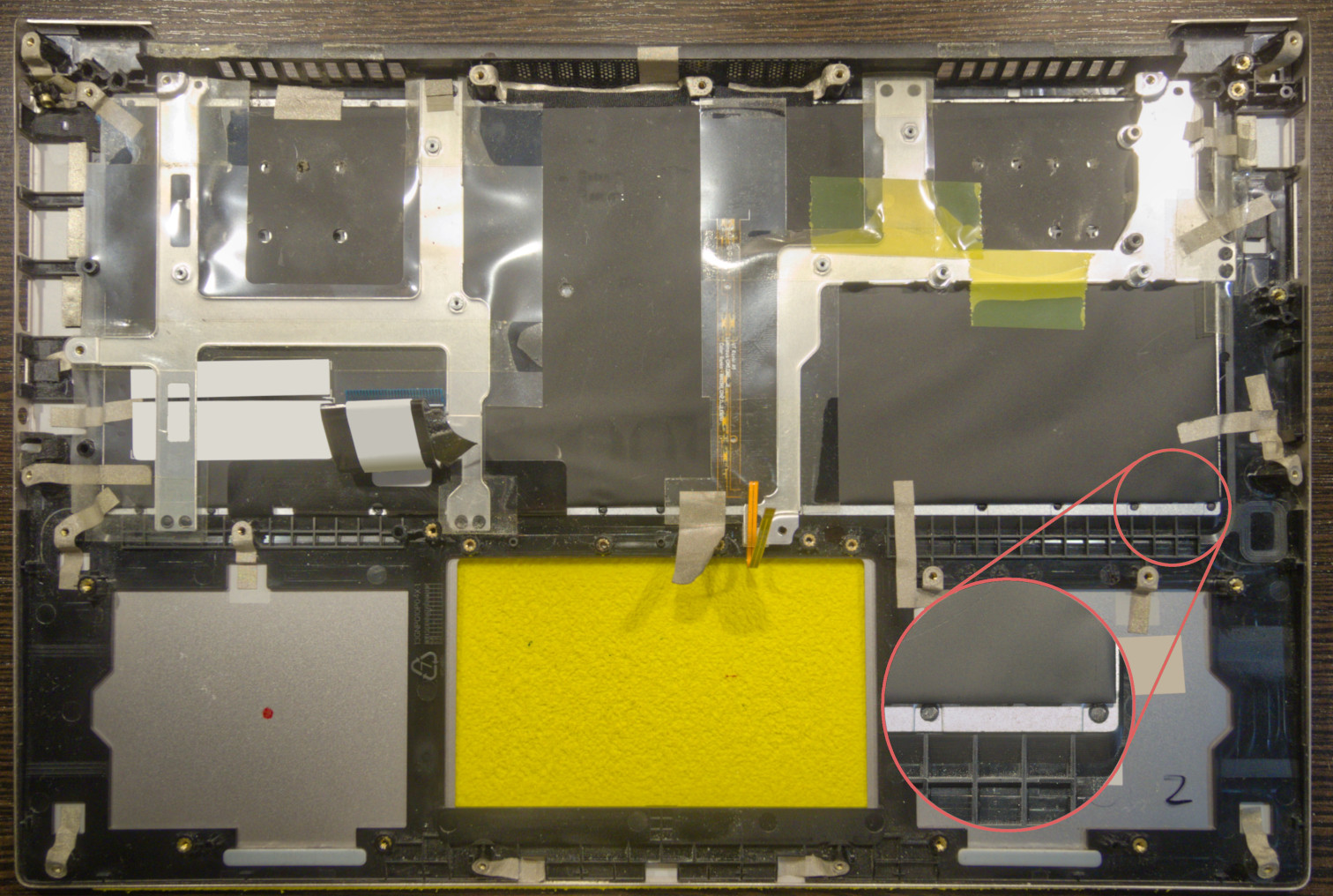 A view of the back of the keyboard, with an enlargement of the rods that hold it down