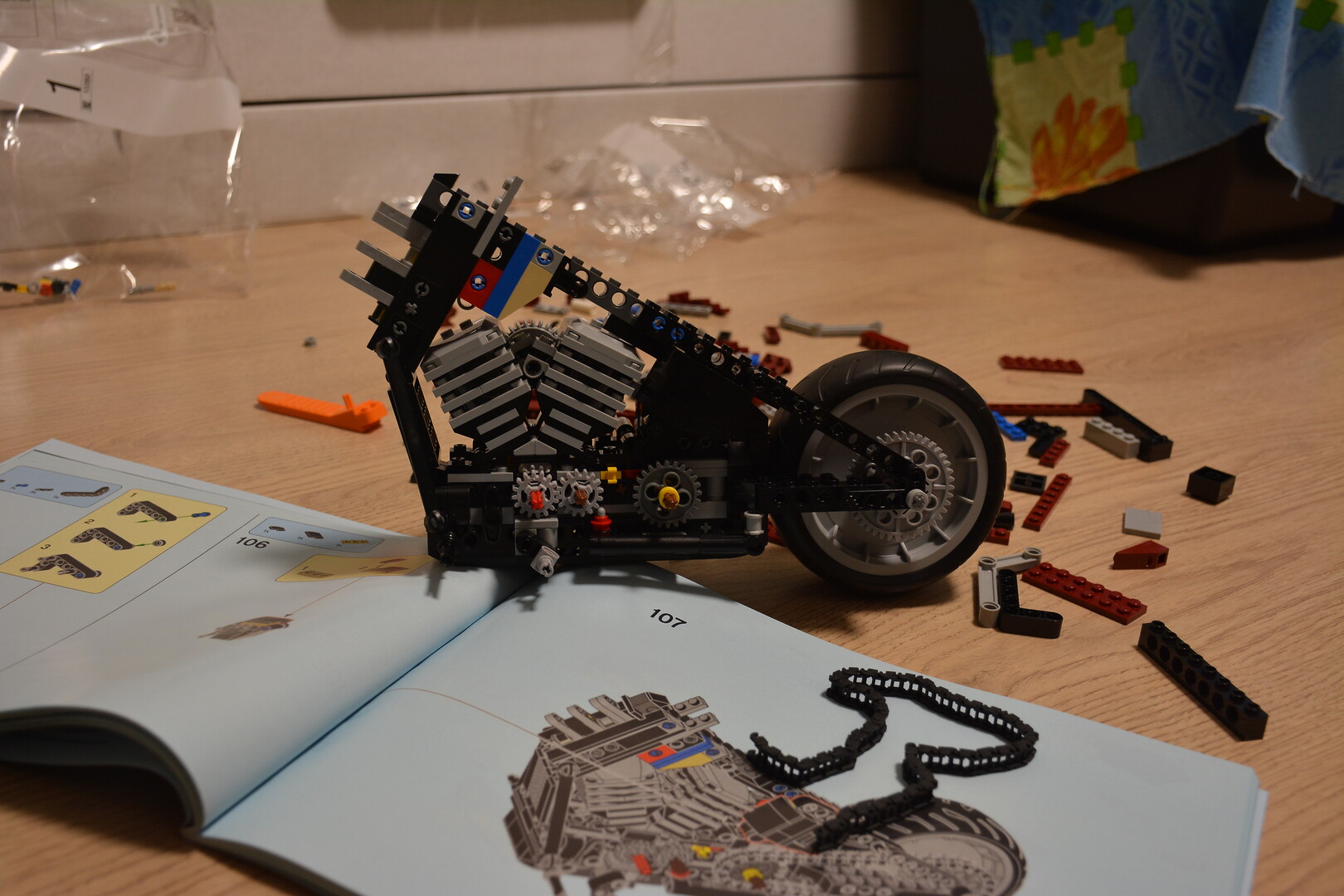 Двигатель и задняя часть рамы вместе с задним колесом