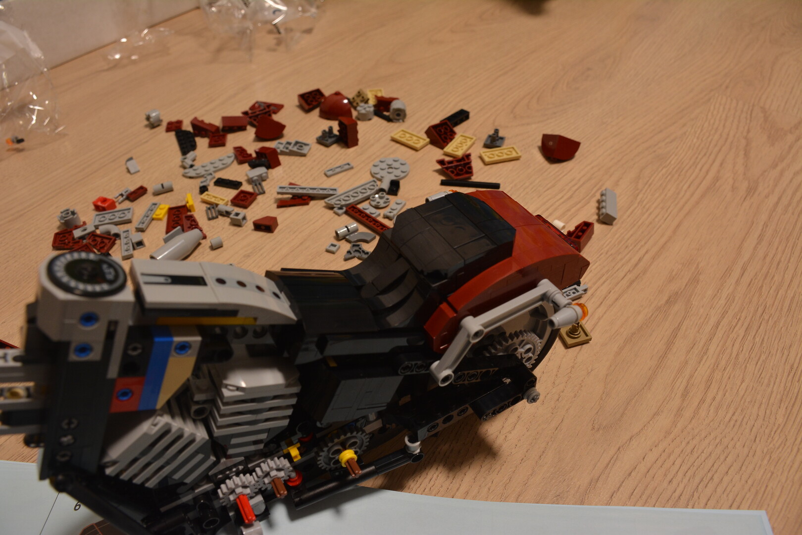 Добавлено седло и крышка бензобака