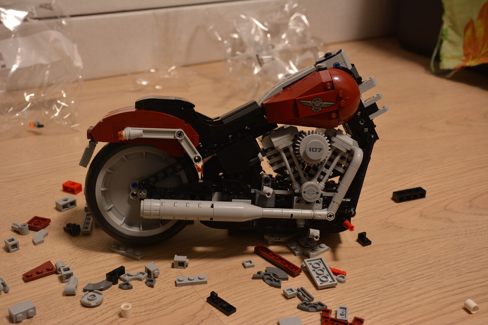 Добавлены детальки, изображающие сам бензобак