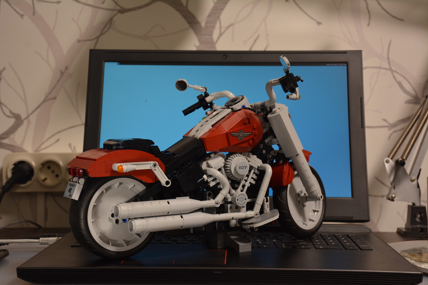 Полностью собранная модель, вид в три четверти сзади