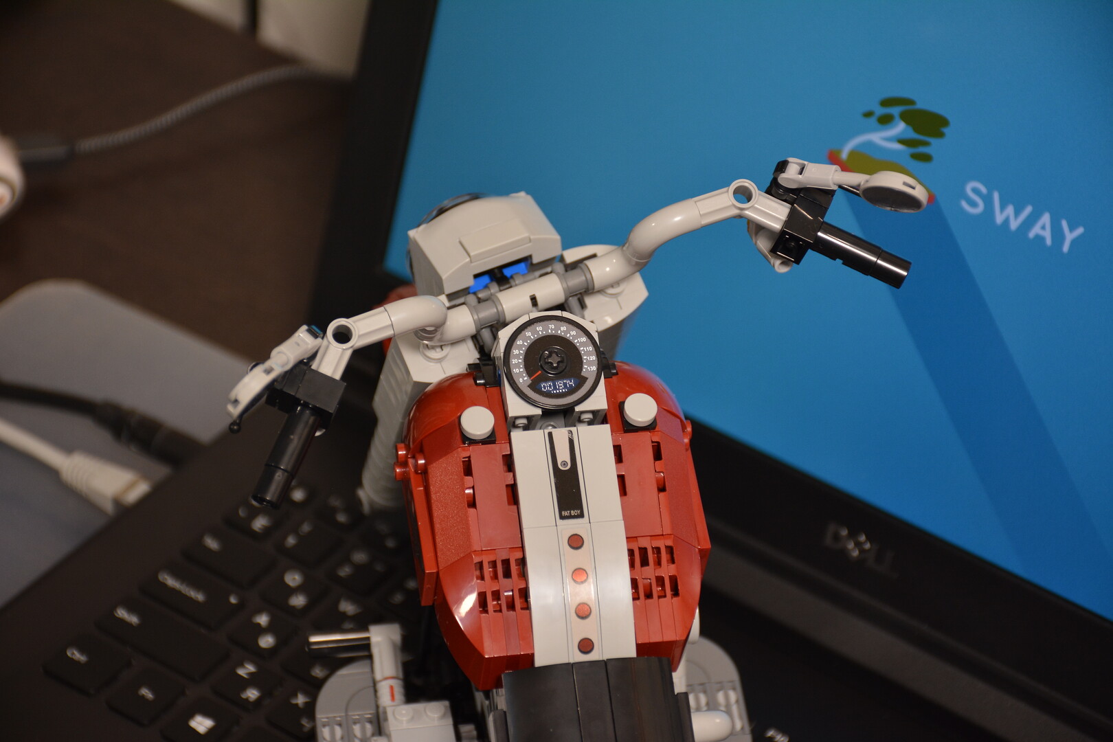 Приборная панель с большим круглым спидометром