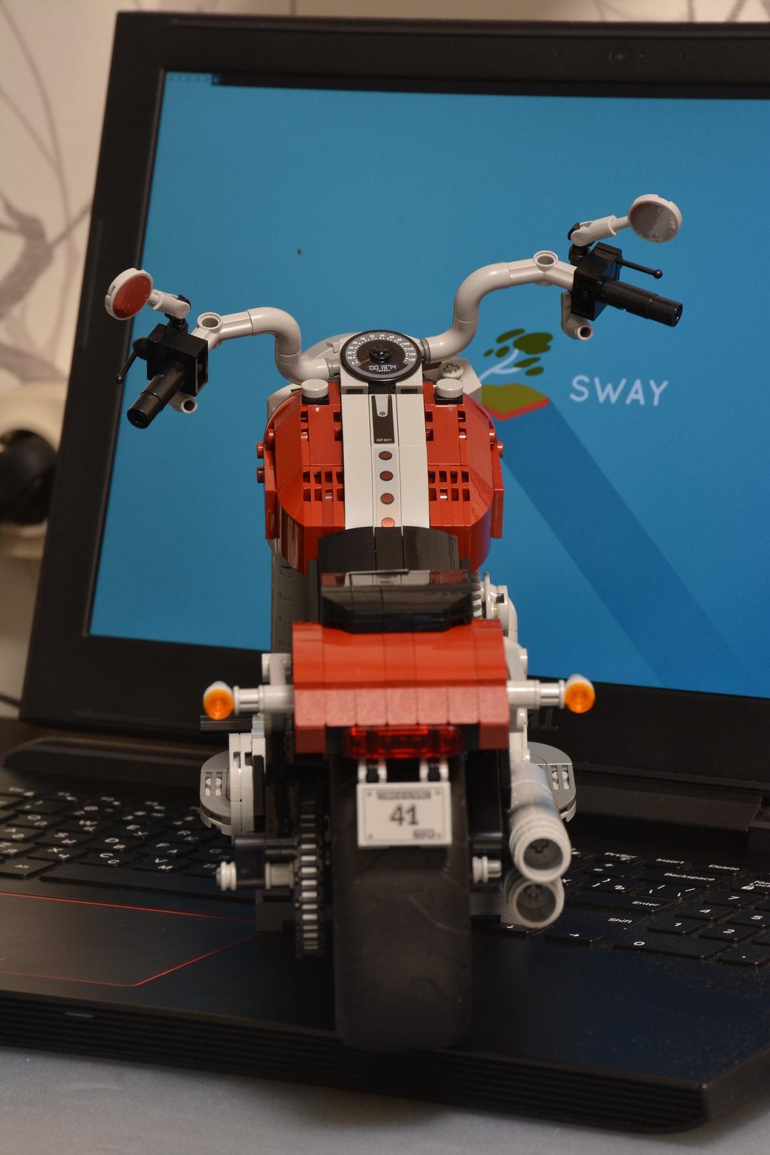 Вид сзади вдоль всей длины модели на фоне монитора ноутбука