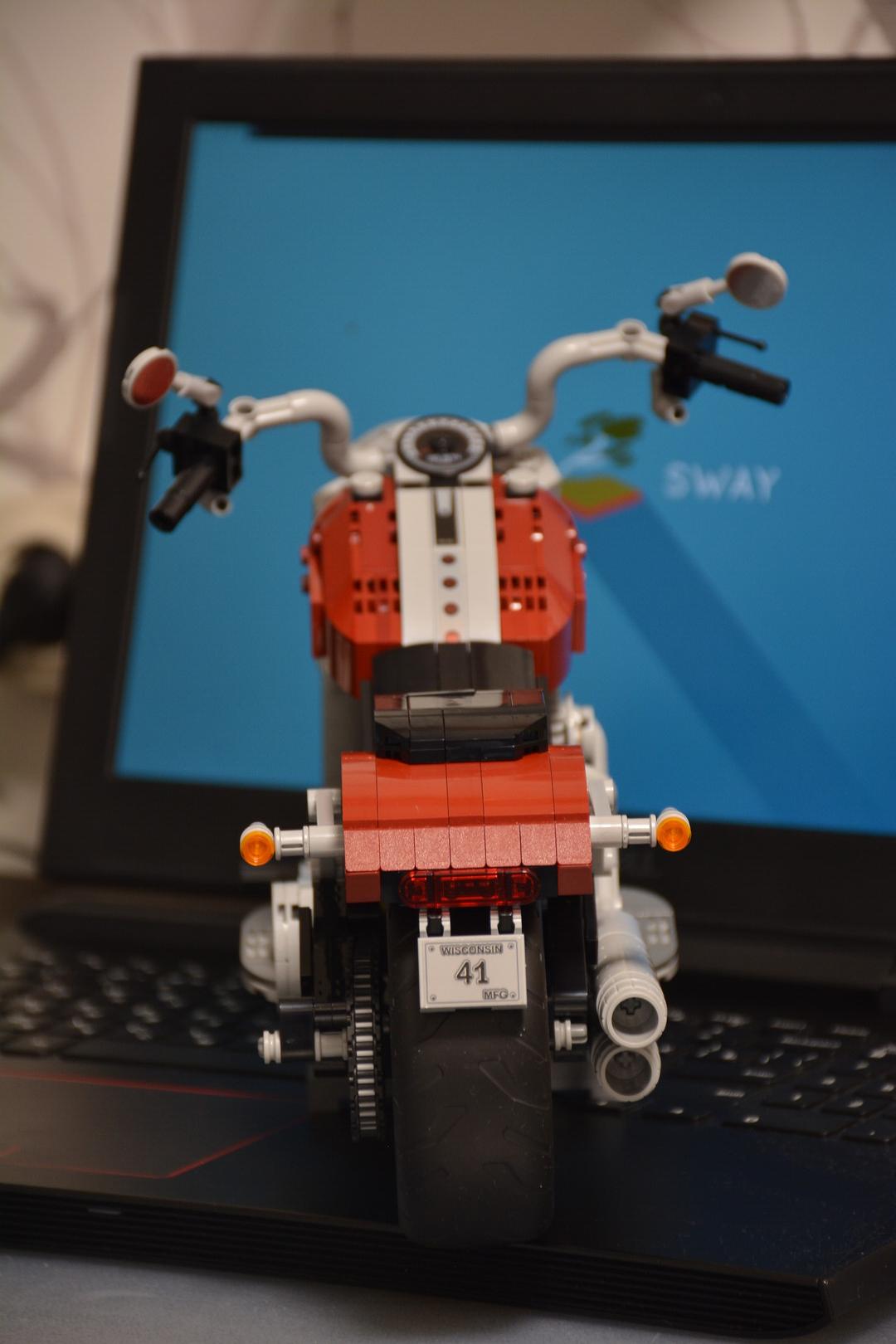 Тот же вид, но фокус теперь на кромке заднего крыла